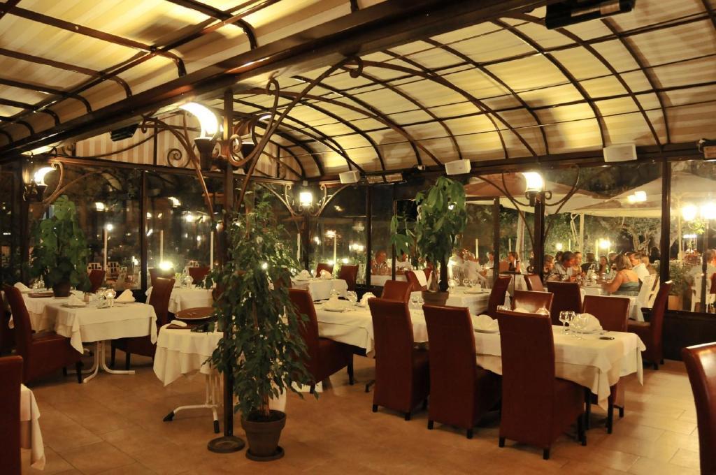 סילאן-לה-קסקאד Les Pins Restaurant Et Chambre D'Hotes מראה חיצוני תמונה