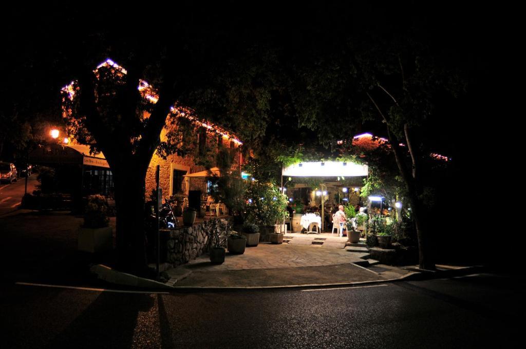 סילאן-לה-קסקאד Les Pins Restaurant Et Chambre D'Hotes מראה חיצוני תמונה